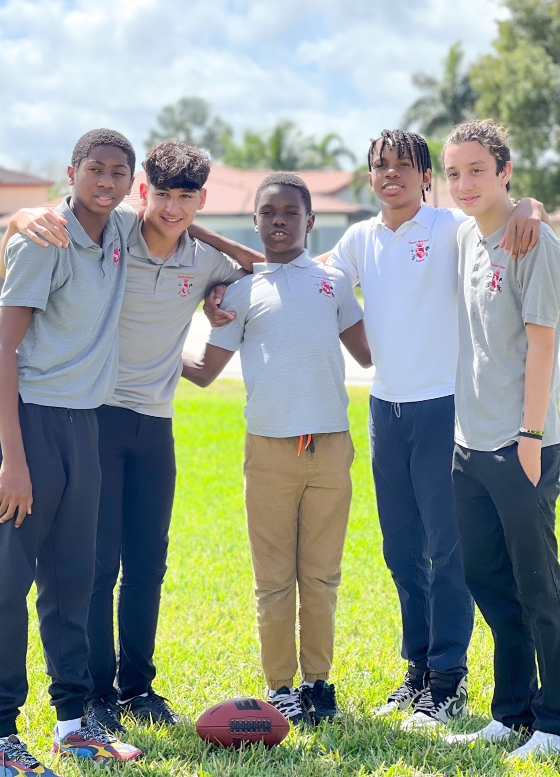 Cinco estudiantes de DMA en uniforme, juntos en el campo